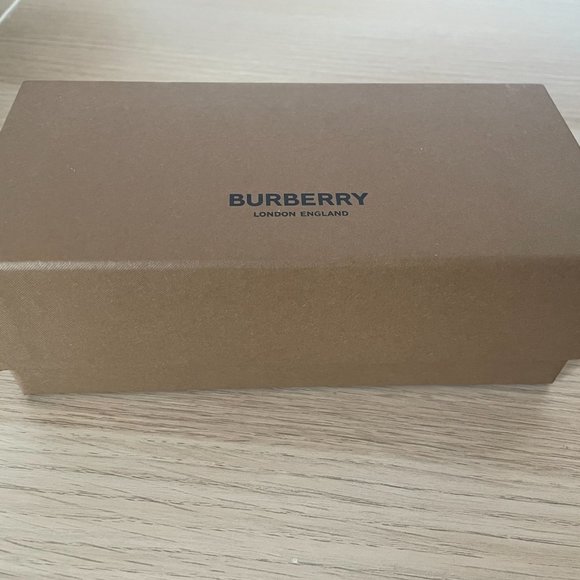 New Burberry Sunglass Care Case - Picture 2 of 2